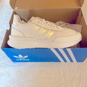 Adidas tennis shoes size 5